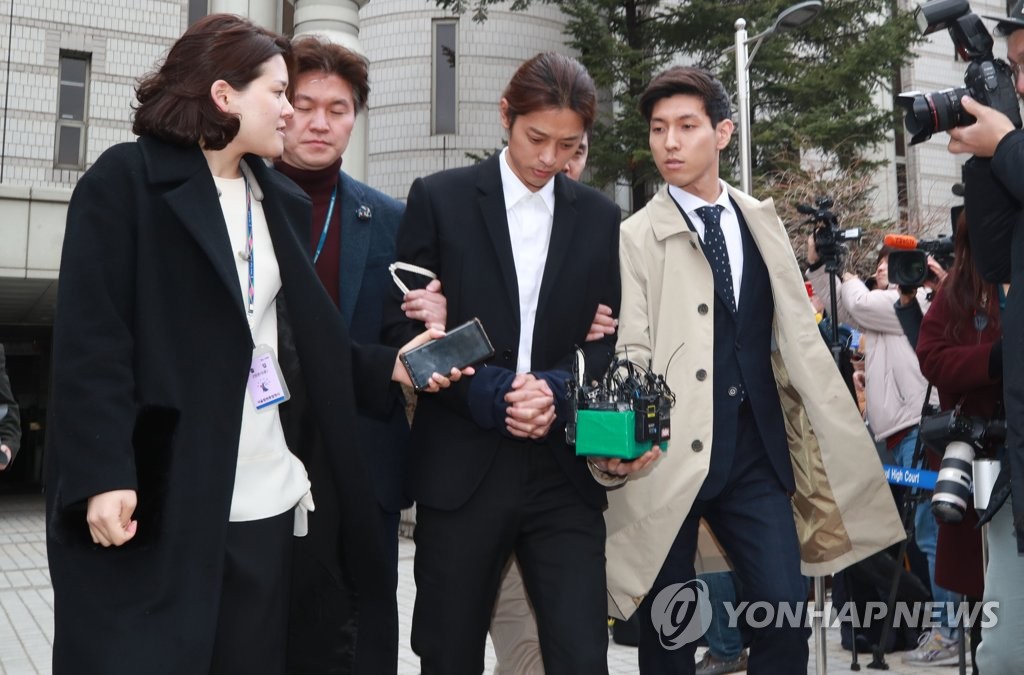 3月21日，在首尔中央地方法院，郑俊英接受羁押必要性审查后走出法庭。（韩联社）