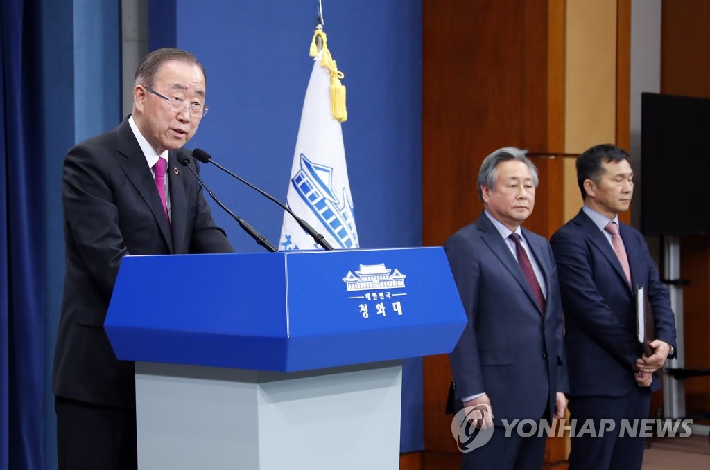 3月21日下午，在青瓦台，潘基文拜会总统后就出任治霾委员长表态。（韩联社）