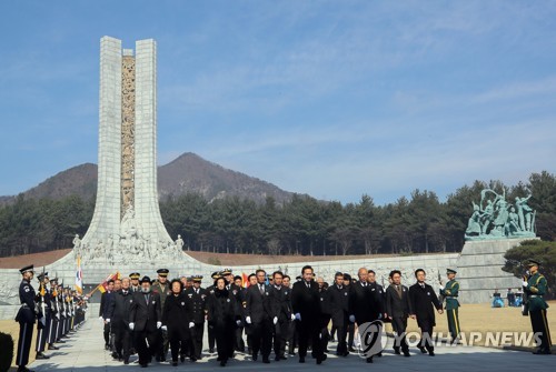 韩总理参拜显忠塔