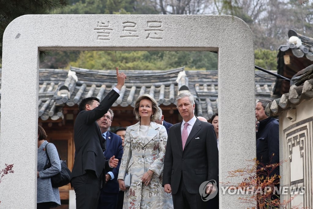 比利时菲利普国王夫妇参观韩国家居博物馆。（韩联社）