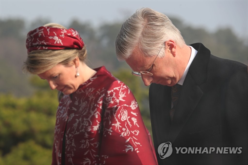 3月26日上午，正在韩国访问的比利时国王菲利普（右）和王后玛蒂尔德访问国立首尔显忠院。（韩联社）