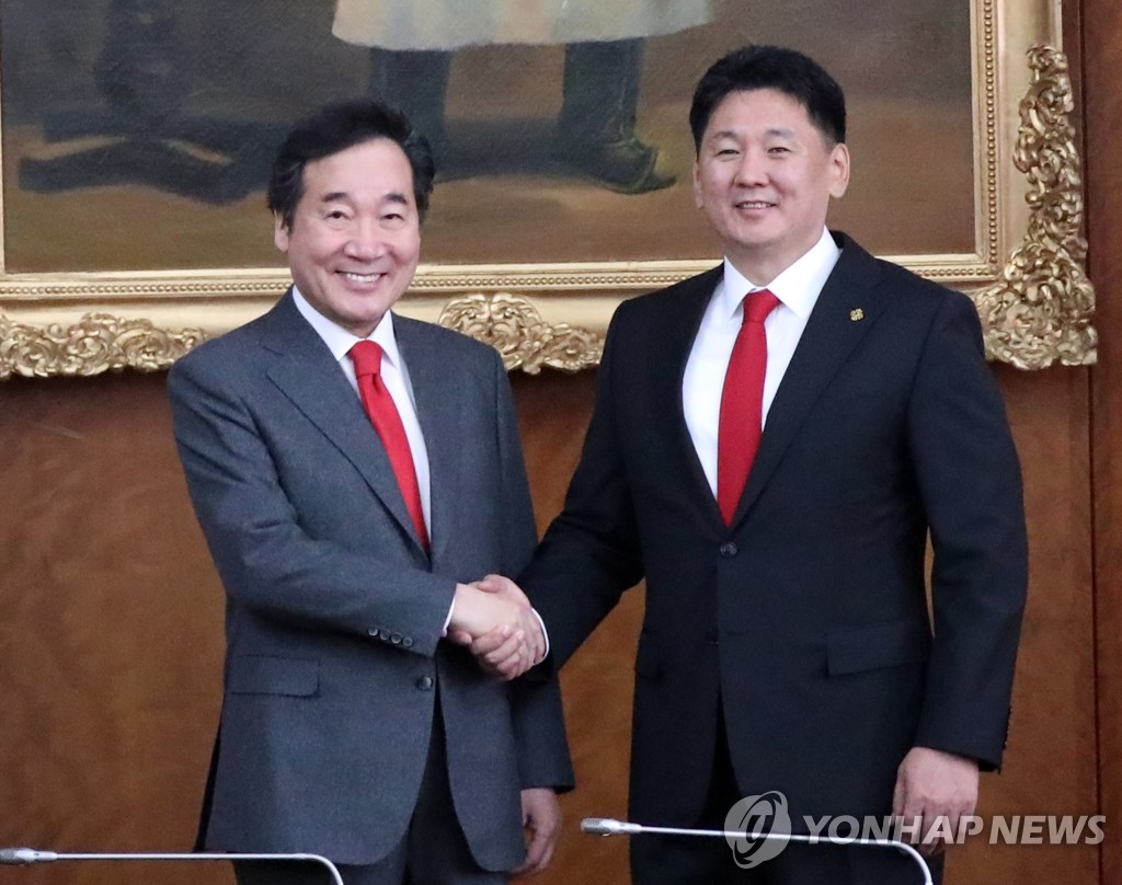 李洛渊（左）和呼日勒苏赫（韩联社） 