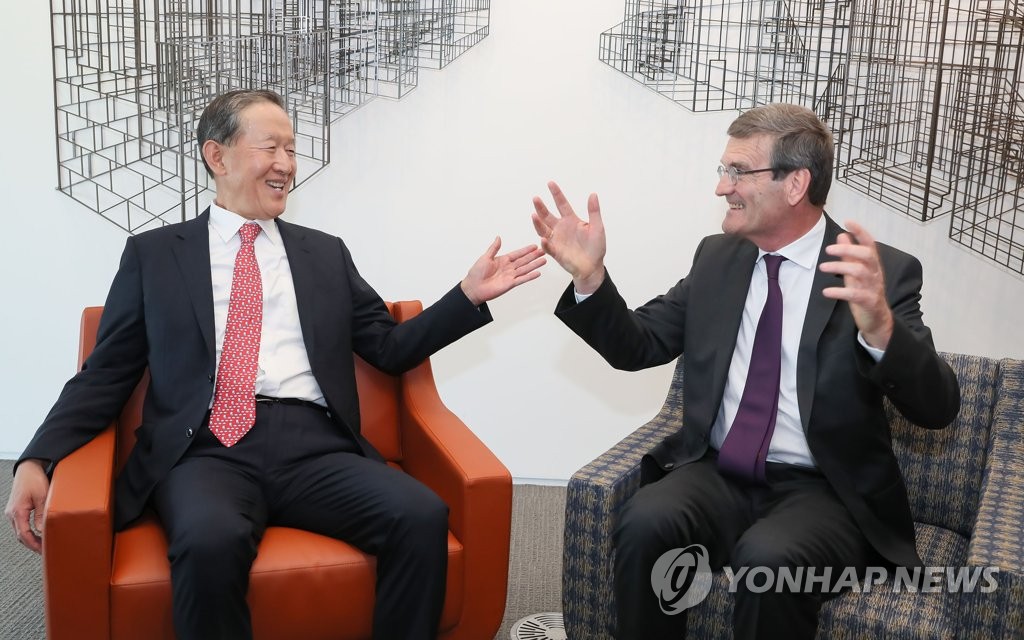 资料图片：全经联会长许昌秀（左）和比利时企业联合会主席贝尔纳（韩联社）