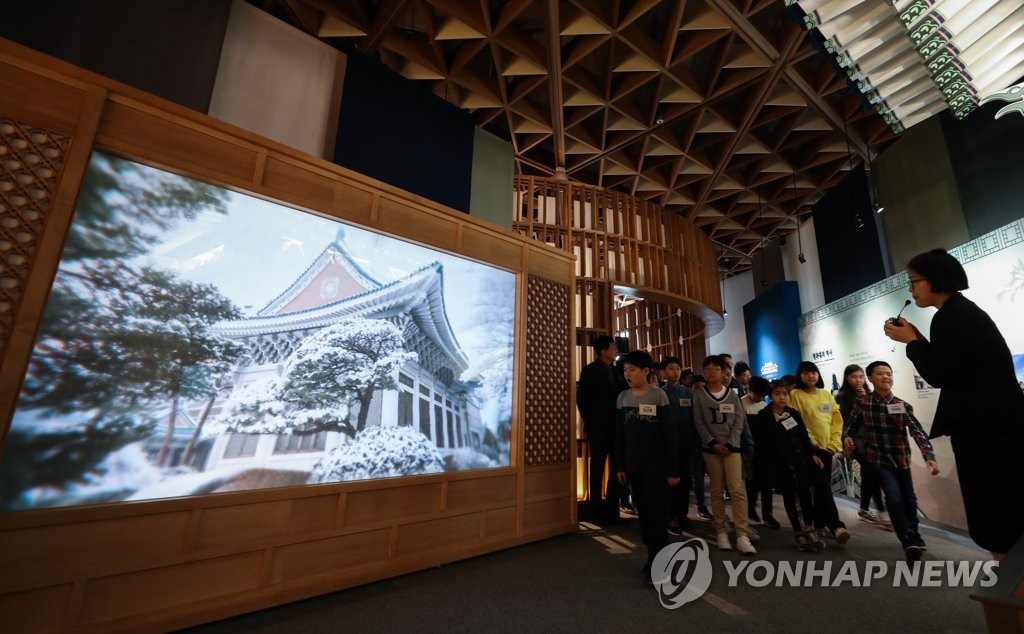 资料图片：设于青瓦台舍廊房的韩国旅游展示馆 韩联社