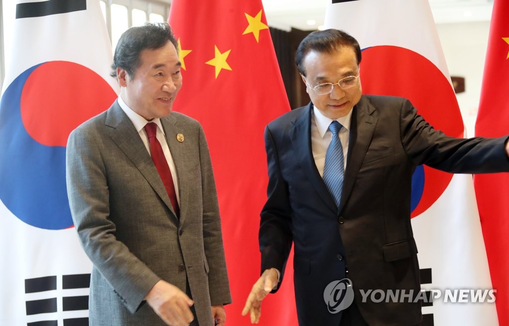 3月27日，在海南，李洛渊（左）与李克强在博鳌论坛前日会晤。（韩联社）