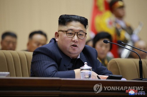 金正恩同朝军军官合影提振军心士气