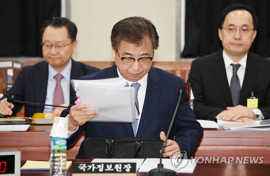 3月29日上午，在国会情报委员会全体会议上，国情院院长徐薰准备答辩材料。（韩联社）