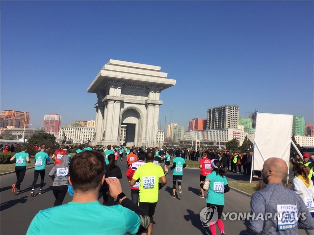 资料图片：2019年4月7日，英国驻朝鲜大使科林·克鲁克斯在推特上公开平壤马拉松大赛现场照。 韩联社/英国驻朝鲜大使推特截图（图片严禁转载复制）