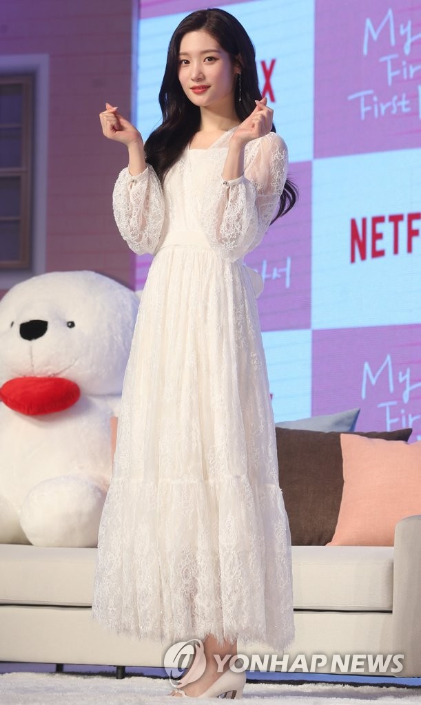 歌手郑采妍