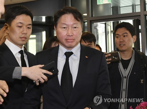 SK会长崔泰源吊唁赵亮镐