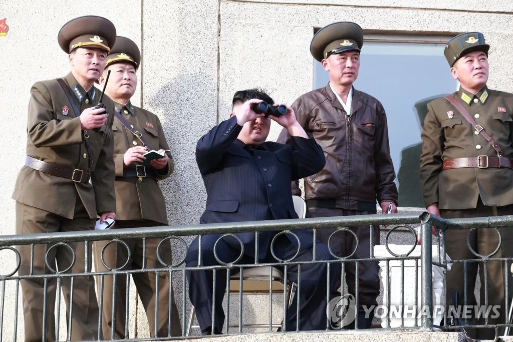金正恩视察空军训练 金正恩视察空军训练