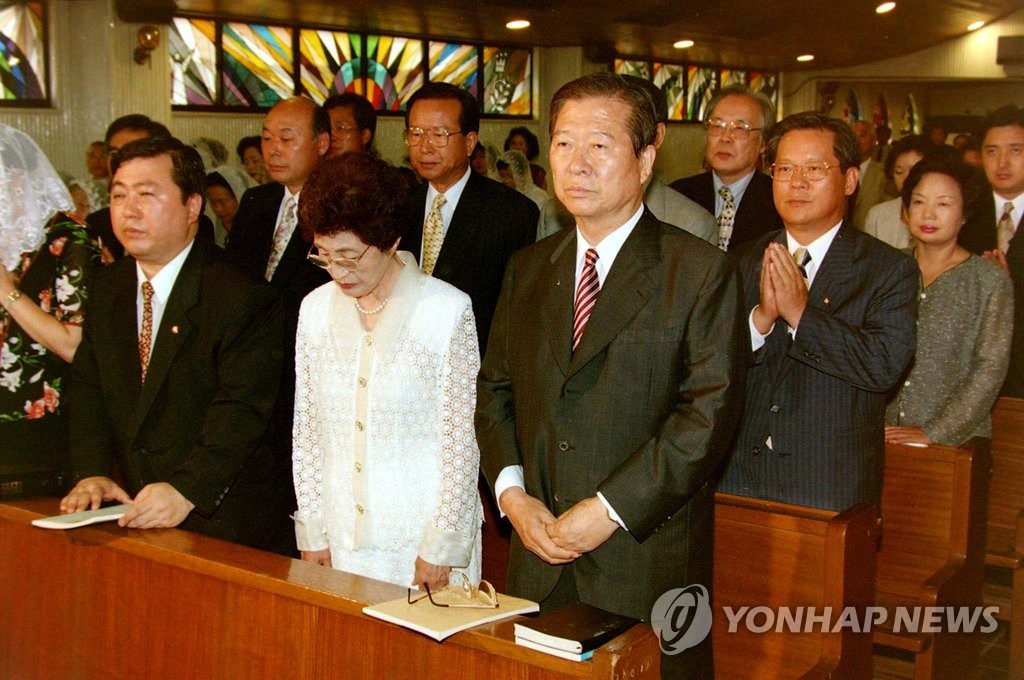 资料图片：金大中（前排右一）和李姬镐（前排右二） 韩联社