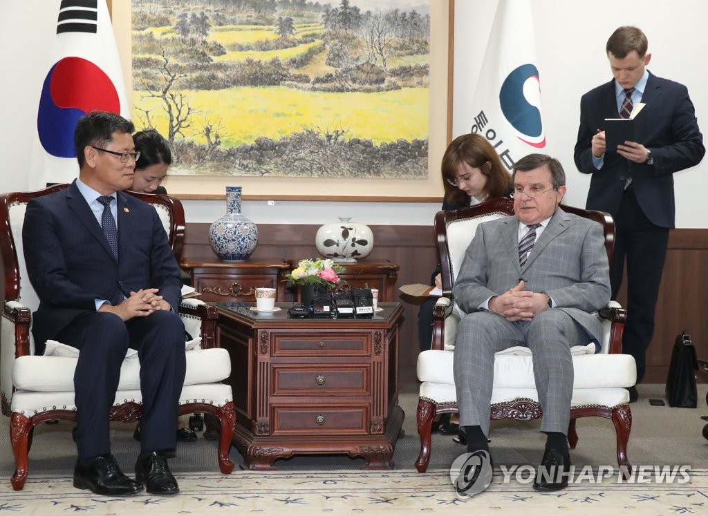 韩统一部长官金炼铁会见俄国驻韩大使库里克