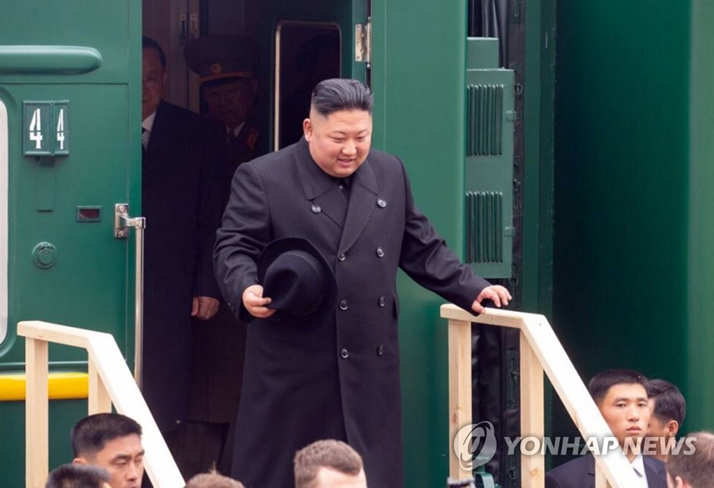 金正恩走下专列 金正恩走下专列
