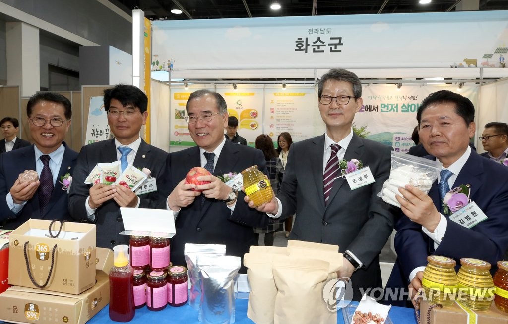 4月26日，韩联社社长赵成富(右二）出席“2019归田归农青年创业博览会”。（韩联社）