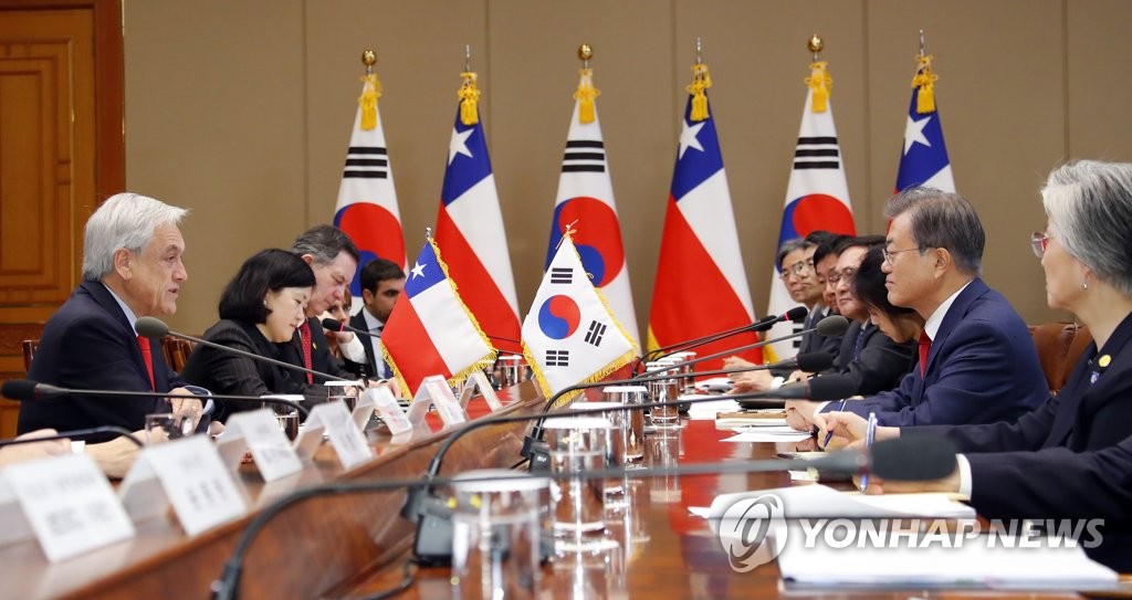 4月29日，在韩国总统府青瓦台，文在寅（右二）同皮涅拉（左一）举行会谈。（韩联社）