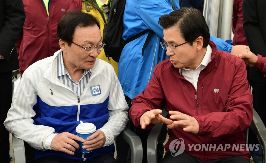 资料图片：5月1日，民主党党首李海瓒（左）和韩国党党首黄教安进行交谈。（韩联社）