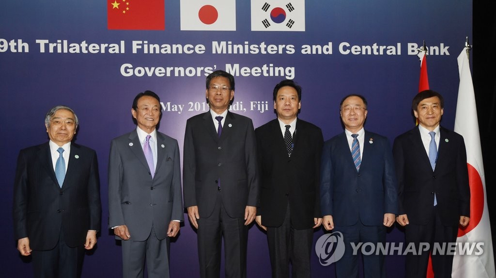 资料图片:当地时间5月2日,在斐济,韩国经济副总理兼企划财政部长官洪楠基(右二)出席韩中日财长和央行行长会议前同与会者合影留念。左起依次为日本央行行长黑田东彦、日本财务大臣麻生太郎、中国财政部部长刘昆、中国央行副行长陈雨露、洪楠基、韩国央行行长李柱烈。 韩联社/企划财政部供图(图片严禁转载复制)