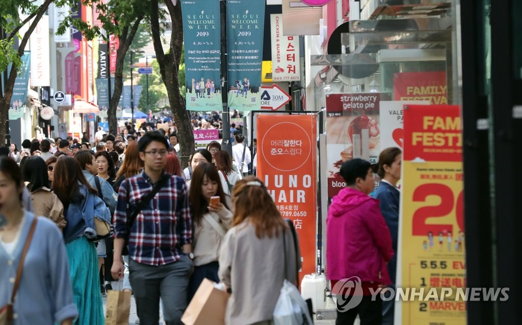资料图片：5月2日，首尔明洞人头攒动。 韩联社