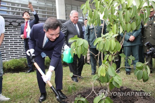 李洛渊在哥伦比亚植下友好之树