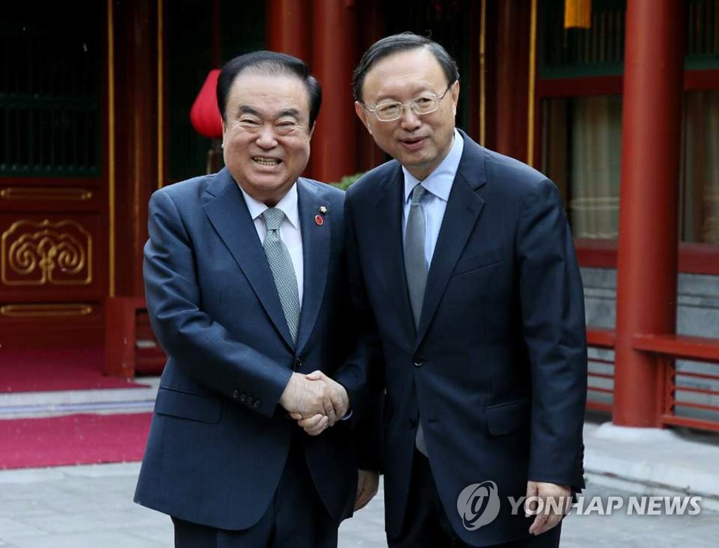 文喜相（左）与杨洁篪（韩联社/韩国国会发言人室供图）