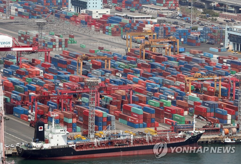 资料图片：5月14日，在釜山港，码头堆满进出口集装箱。 韩联社