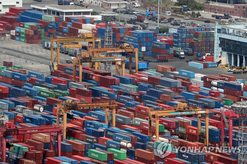 资料图片：5月14日，在釜山港戡蛮码头，进出口集装箱堆积如山。（韩联社）