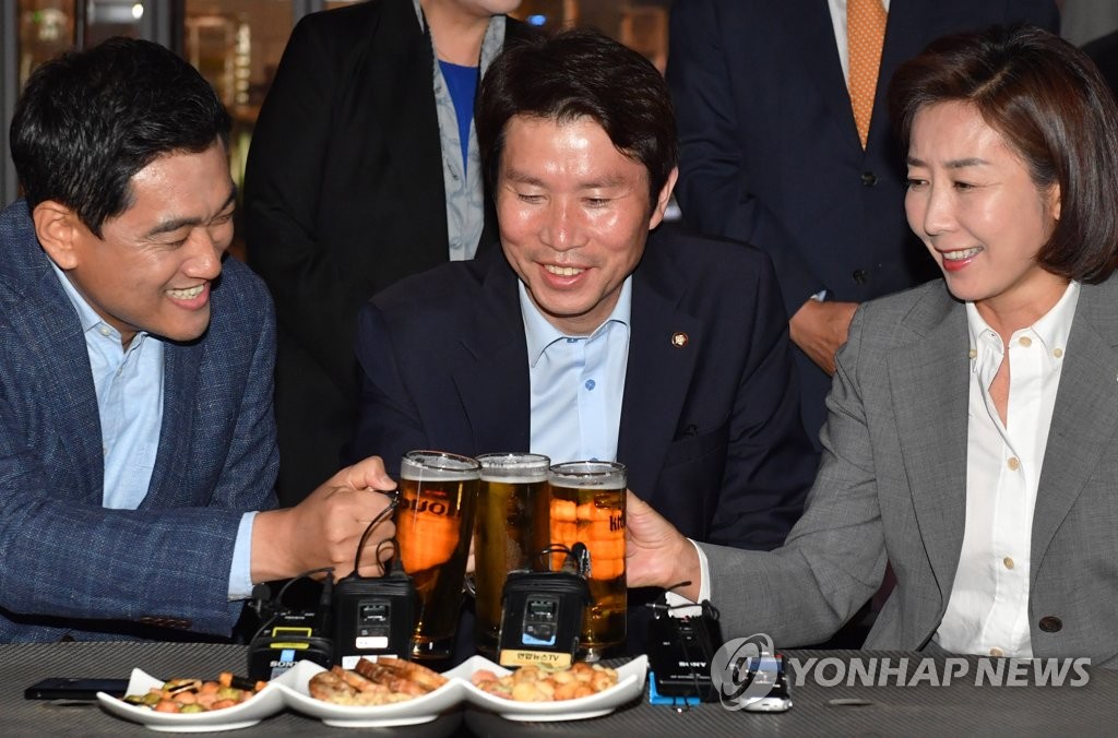朝野三党党鞭举杯 朝野三党党鞭举杯