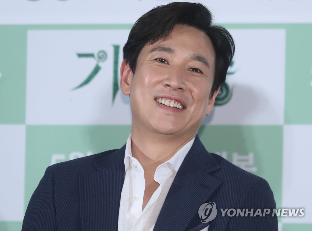 演员李善均