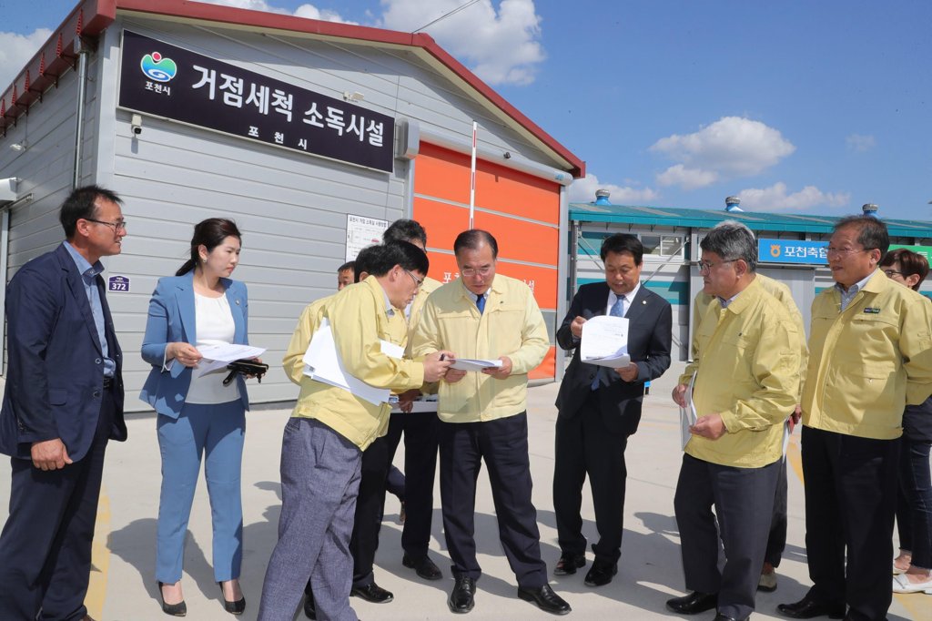 5月31日,在京畿道抱川市,农林畜产食品部长官03介昊(右四)听取非洲