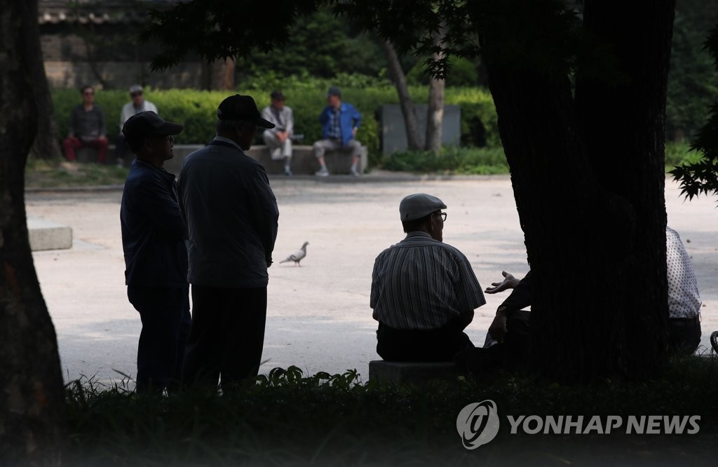 资料图片：图为老年人在首尔钟路区塔谷公园休息，摄于2019年6月2日。 韩联社