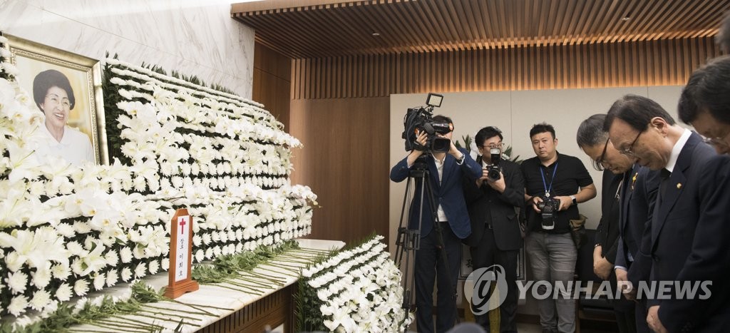 李海瓒在李姬镐灵前致哀。 韩联社