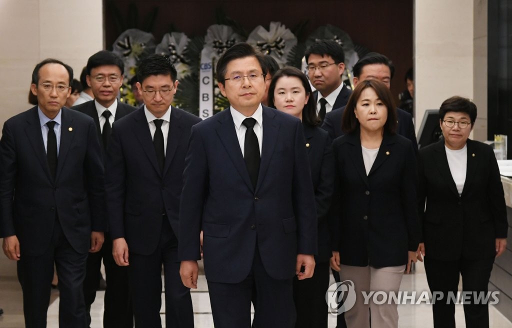 黄教安（居中）前往李姬镐灵堂悼念。 韩联社