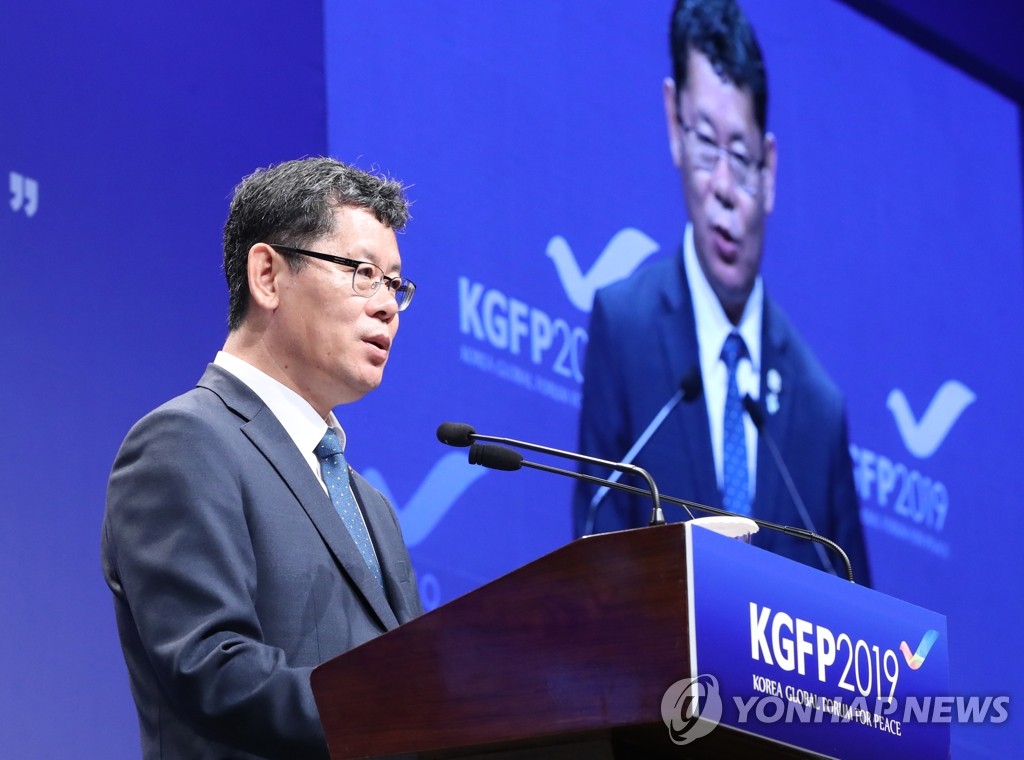 6月19日，在首尔威斯汀朝鲜酒店，统一部长官金炼铁在“2019韩半岛国际和平论坛”上发表主旨演讲。 韩联社