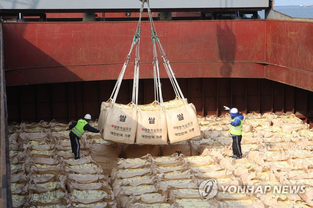 资料图片：赈济朝鲜水灾的韩国运粮船 韩联社