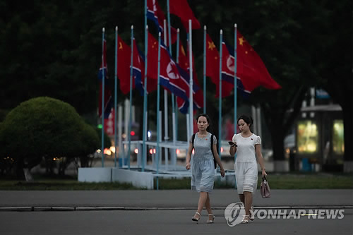 平壤街头飘扬中国国旗