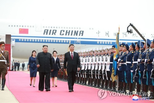 习近平检阅朝军仪仗队