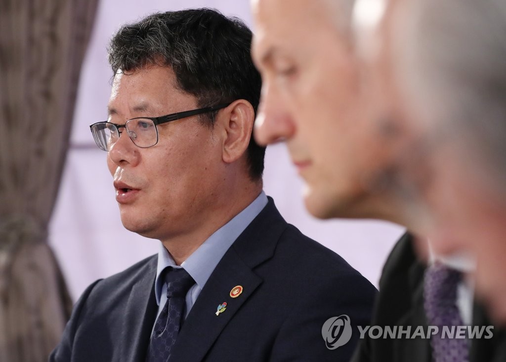 资料图片：韩国统一部长官金炼铁谈对朝粮援。 韩联社