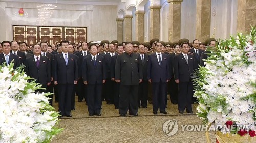 金正恩拜谒锦绣山太阳宫纪念祖父25周年祭