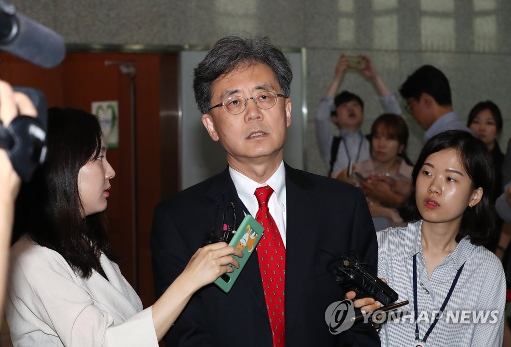 7月17日，在韩国外交部，金铉宗（中）会见史迪威后接受媒体采访。 韩联社