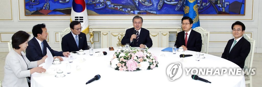 7月18日，在青瓦台，文在寅（右三）会见朝野五党党首。 韩联社