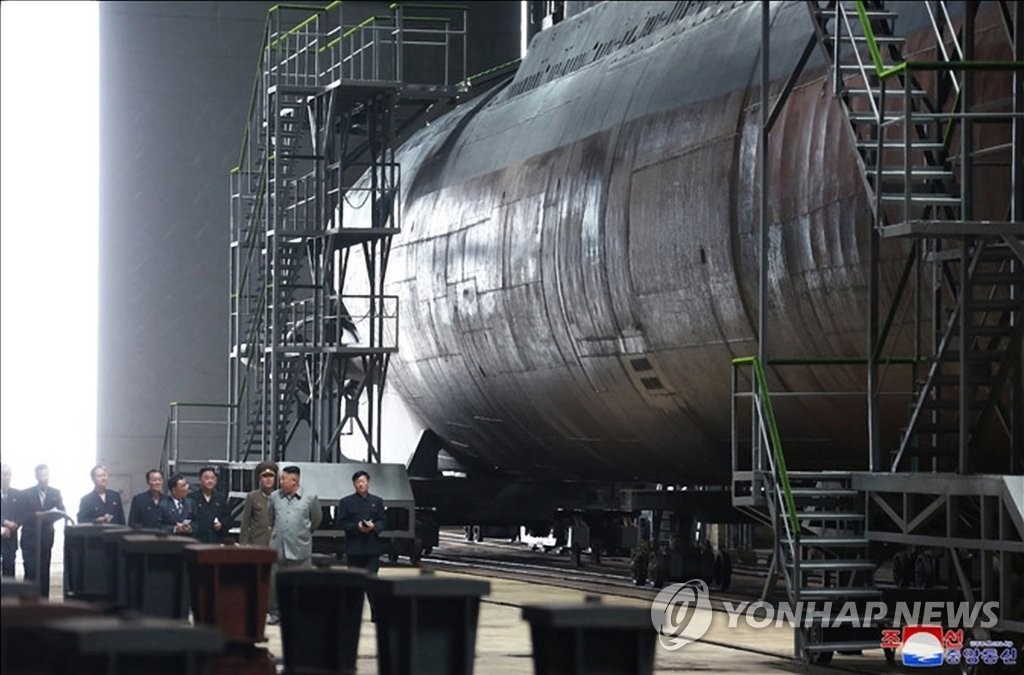 据朝中社7月23日报道，朝鲜国务委员会委员长金正恩参观了朝鲜新建造的潜艇。 韩联社/朝中社（图片仅限韩国国内使用，严禁转载复制）