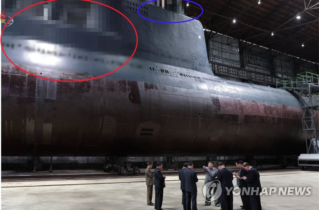 资料图片：据朝中社7月23日报道，朝鲜国务委员会委员长金正恩参观了朝鲜新建造的潜艇。 韩联社/朝中社（图片仅限韩国国内使用，严禁转载复制）