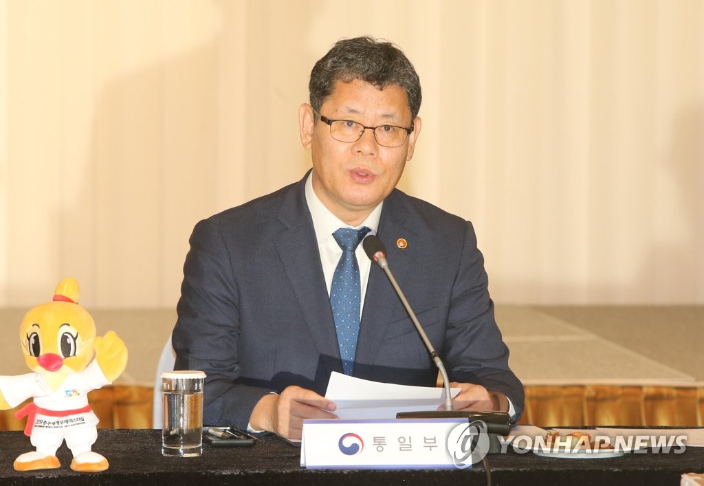 资料图片：7月24日，在釜山市海云台某酒店，韩国统一部长官金炼铁出席大韩民国市长道知事协商会议第42次大会并发言。 韩联社