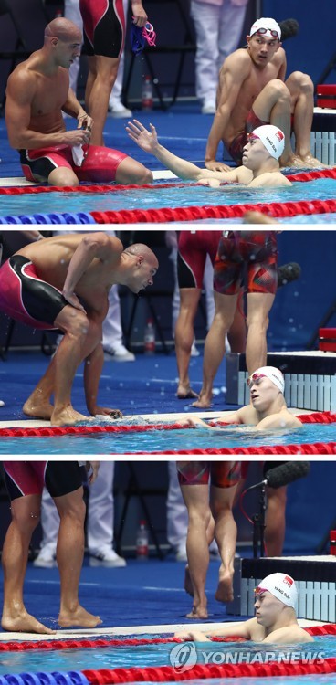 7月26日,在光州世游赛男子4x200米自由泳接力预赛中,游完第三棒的孙杨到池边向巴西选手卢卡伸手,但卢卡拒绝握手起身离去。 韩联社