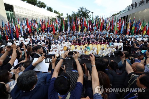 7月28日下午,在光州市国立亚洲文化殿堂,2019光州世游赛闭幕文艺演出引得群众纷纷拿起手机拍摄。 韩联社