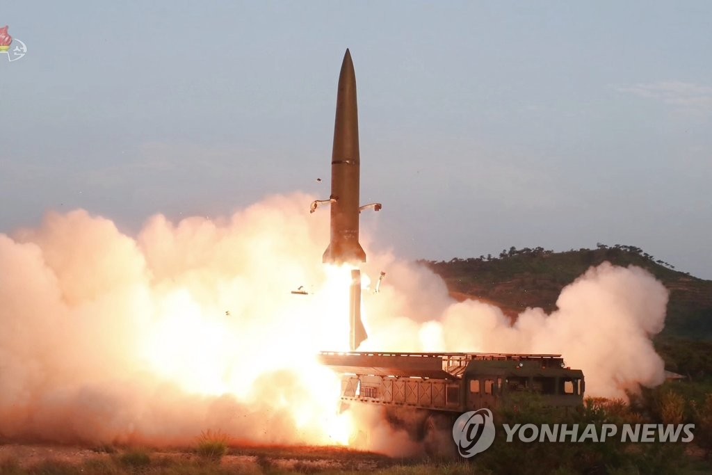 资料图片：朝鲜中央电视台26日播出前日的新型战术指导武器（“KN-23”近程弹道导弹）发射场面。 韩联社/朝鲜央视（图片仅限韩国国内使用，严禁转载复制）