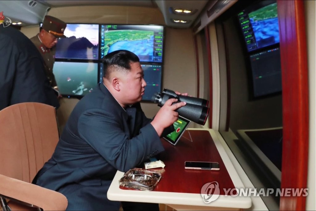 资料图片：这是朝鲜中央电视台8月1日播出的金正恩前日参观大口径可控型火箭炮试射现场画面。 韩联社/朝鲜央视（图片仅限韩国国内使用，严禁转载复制）