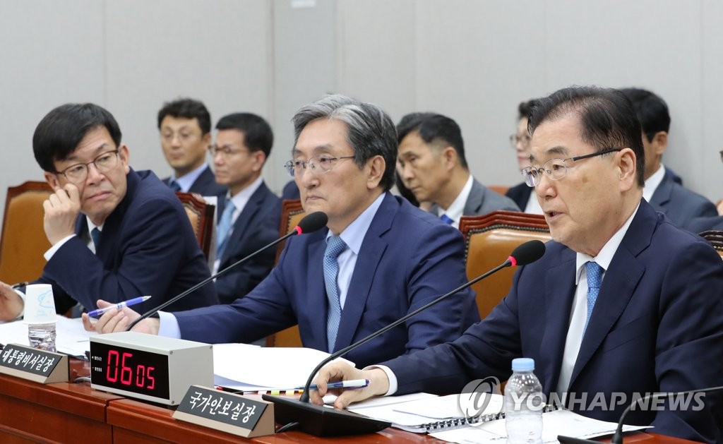 8月6日，郑义溶（右一）在国会运营委员会全体会议上答问。 韩联社