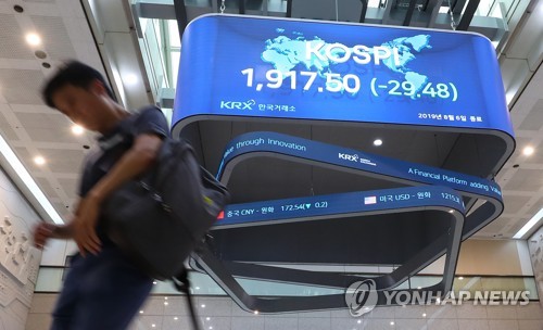 图为韩国证券交易所交易大厅,摄于8月6日 韩联社